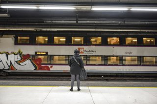 Archivo - Arxiu - Viatgers agafen un tren de Rodalies a l'estació de Sants de Barcelona