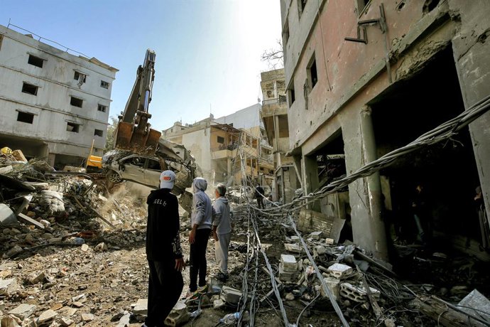 6 de abril de 2026, Beirute, Líbano: Uma escavadeira retira um carro destruído do local do ataque israelense de ontem a um bairro populoso na região de Jnah, nos arredores do subúrbio sul de Beirute, reduto do Hezbollah pró-iraniano. Quatro pessoas...