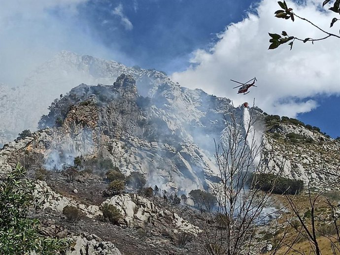 Archivo - Intervención del helicóptero del Gobierno de Cantabria en un incendio en foto de archivo