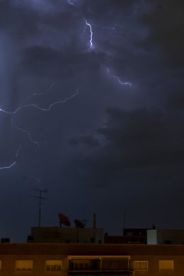 Archivo - Tormenta eléctrica en el distrito de Hortaleza, a 10 de septiembre de 2023, en Madrid (España).