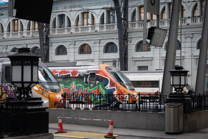Archivo - Tres trenes en la estación de Francia, donde opera Rodalies, en una imagen de archivo