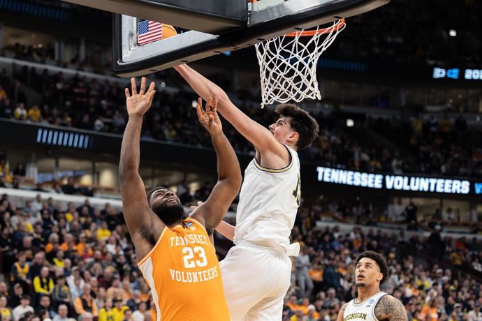 Aday Mara pone un tapón durante un partido con la Universidad de Michigan