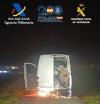 Intervenidos dos vehículos y 43 petacas de gasolina cuando abastecían a una narcolancha en El Puerto (Cádiz)