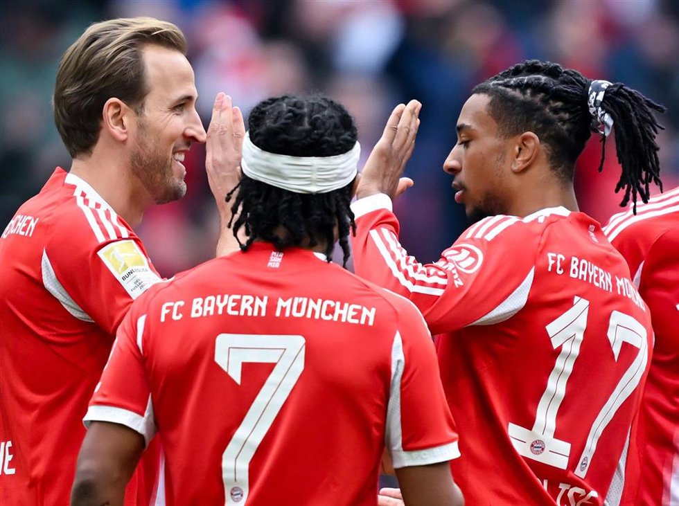 Los jugadores del Bayern Múnich Harry Kane, Serge Gnabry y Michael Olise.