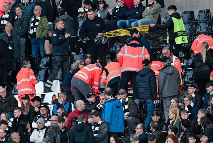 05 April 2026, Hesse, Frankfurt_Main: Emergency medical response in the stands during the German Bundesliga soccer match between Eintracht Frankfurt and 1. FC Cologne at Deutsche Bank Park Photo: Uwe Anspach/dpa - WICHTIGER HINWEIS: Gemä den Vorgaben der
