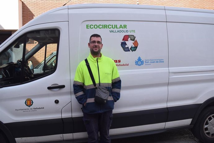 Uno de los trabajadores de Ecocircular con uno de los vehículos de la unión de empresas que se encarga de la recogida selectiva de ropa en Valladolid.