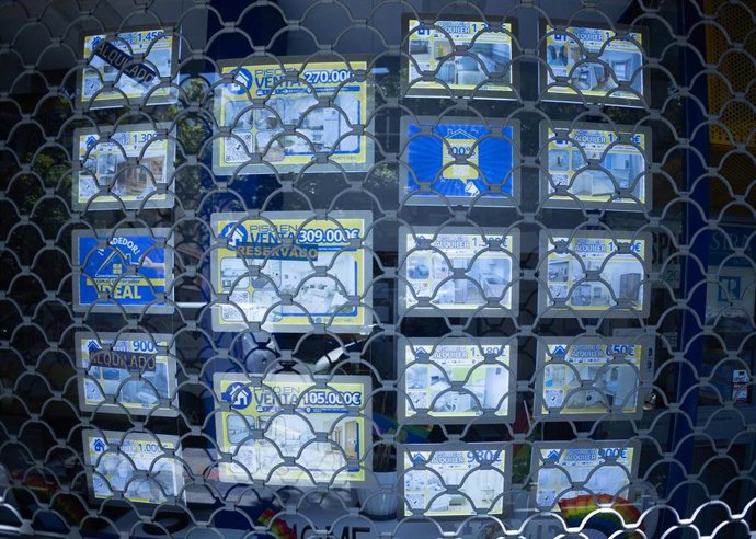 Archivo - Escaparate de una inmobiliaria