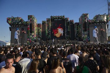 Archivo - Varias personas durante el Reggaeton Beach Festival de Madrid, en el espacio Iberdrola Music, a 19 de julio de 2025, en Madrid (España).