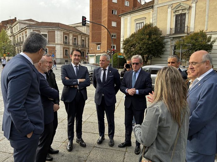 Suárez-Quiñones (4 i), antes de participar en unas jornadas en Valladolid.