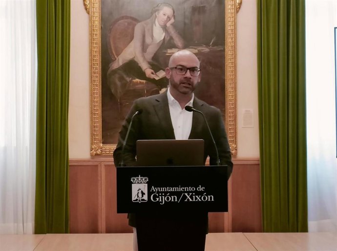 El concejal de Urbanismo del Ayuntamiento de Gijón, Jesús Martínez Salvador, en rueda de prensa en el Consistorio gijonés.