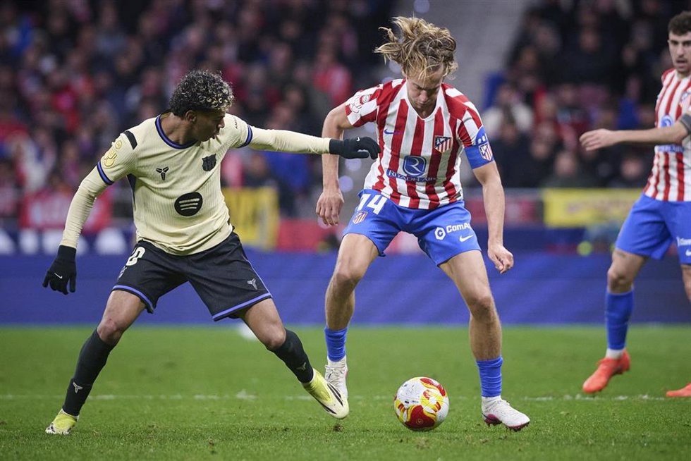 Archivo - El jugador del FC Barcelona Lamine Yamal disputa un balón con el del Atlético de Madrid Marcos Llorente.