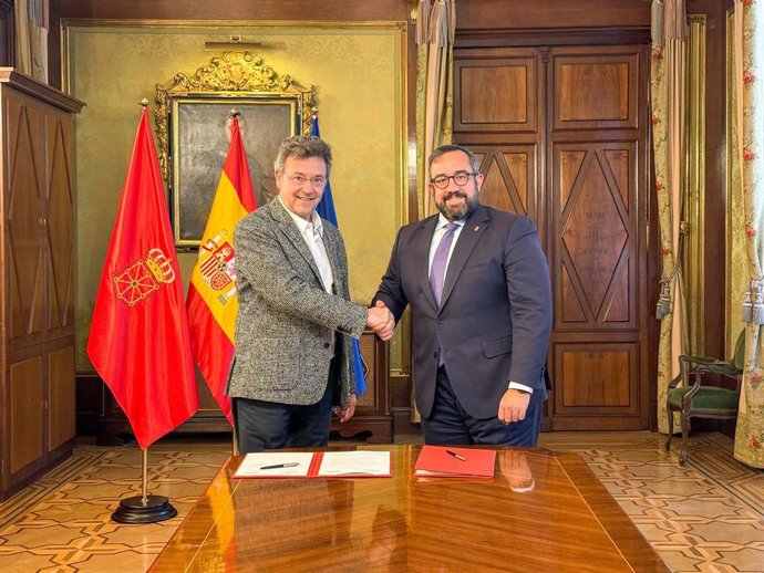 El consejero y portavoz del Gobierno de Navarra, Javier Remírez, y el Defensor del Pueblo, Patxi Vera, durante la firma del convenio de colaboración