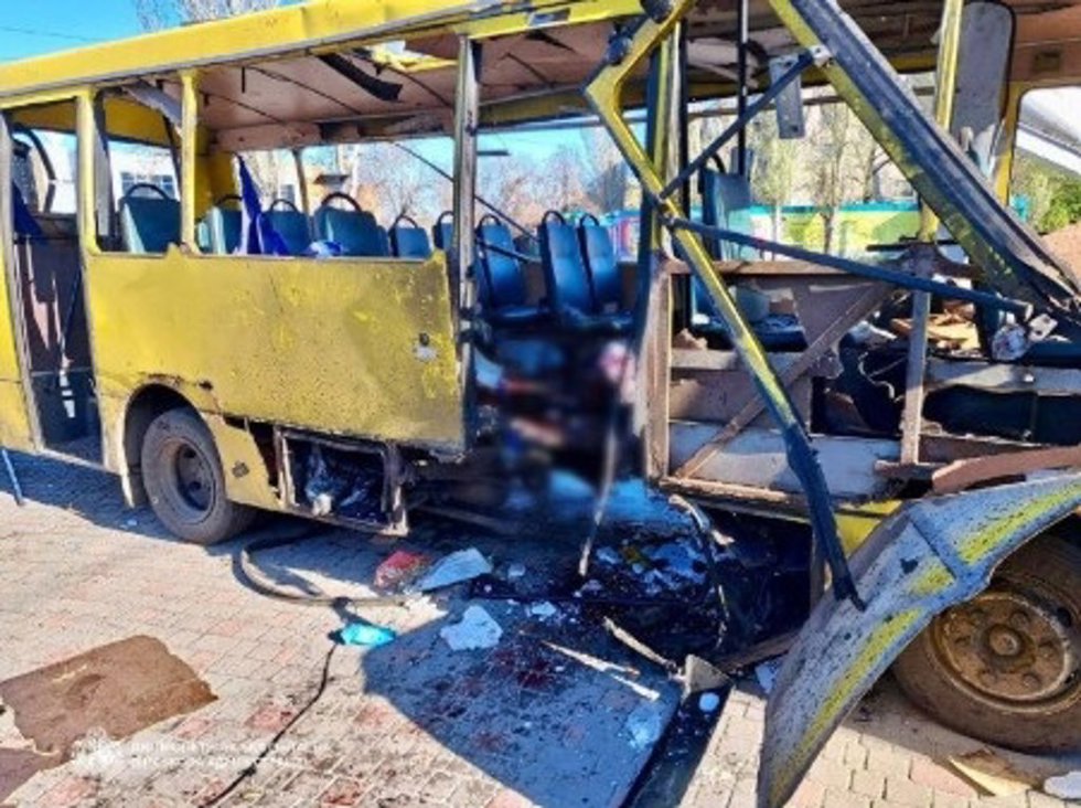 Un ataque ruso contra un autobús urbano en la ciudad de Nikopol deja al menos tres muertos y 16 heridos.
