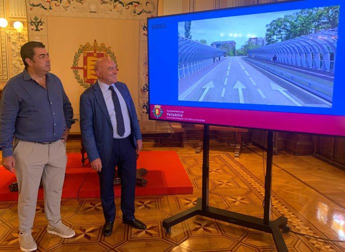 Archivo - El concejal de Tráfico y Movilidad, ALberto Gutiérrez, junto al alcalde, Jesús Julio Carnero, en la rueda de prensa en la que informaron sobre la ampliación del puente de Poniente en julio de 2023.