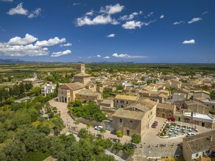 Archivo - Vista aérea del pueblo de Ariany y sus alrededores de campos y cultivos en primavera.