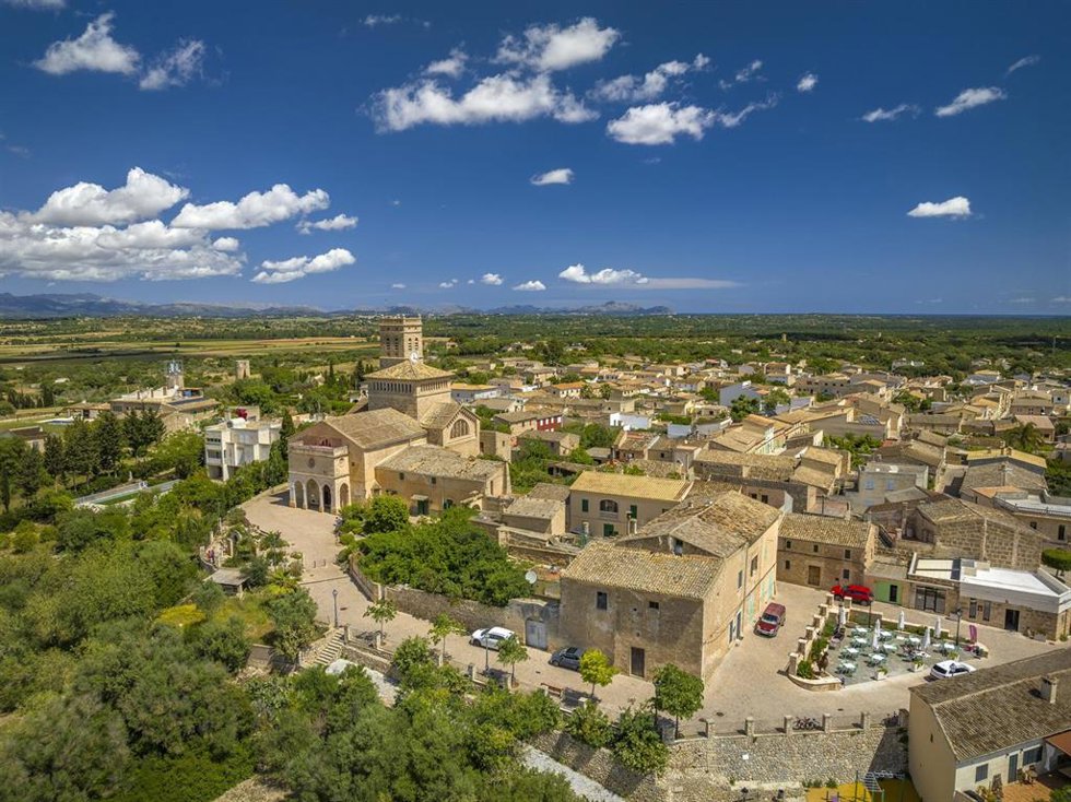 Archivo - Vista aérea del pueblo de Ariany y sus alrededores de campos y cultivos en primavera.