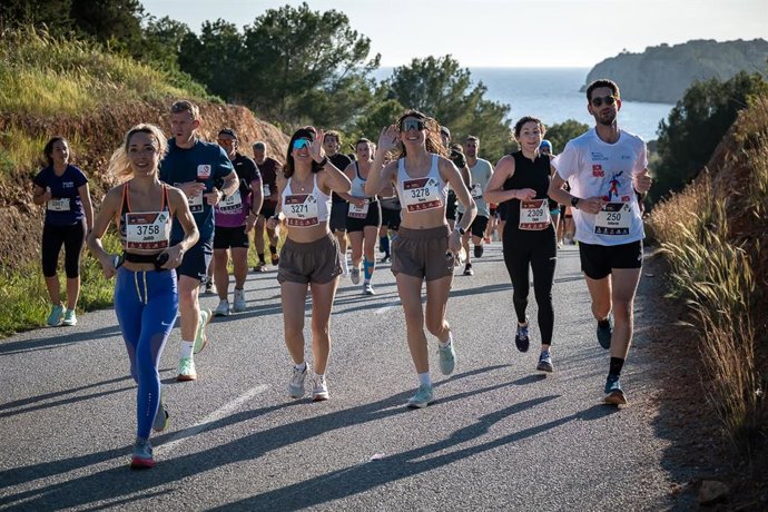 Un grupo de corredores y corredoras, en la edición de 2025 de la Ibiza Media Maratón