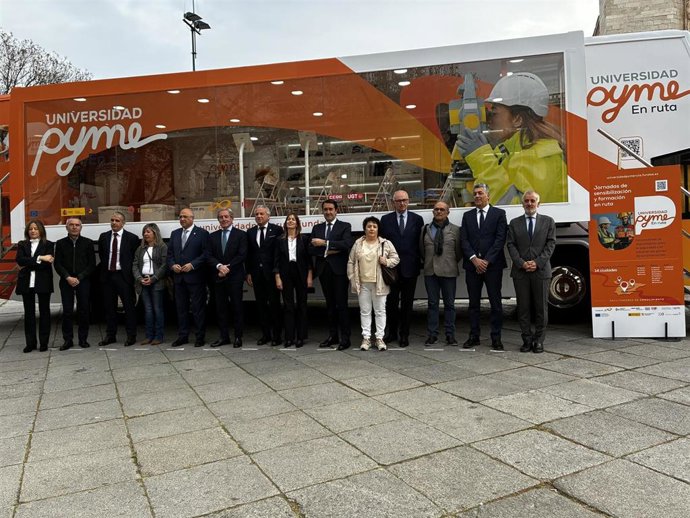 Autoridades antes de participar en la jornada.