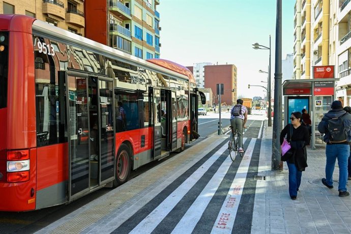 Entra en funcionament un nou tram del carril bici del carrer Sant Vicent de València