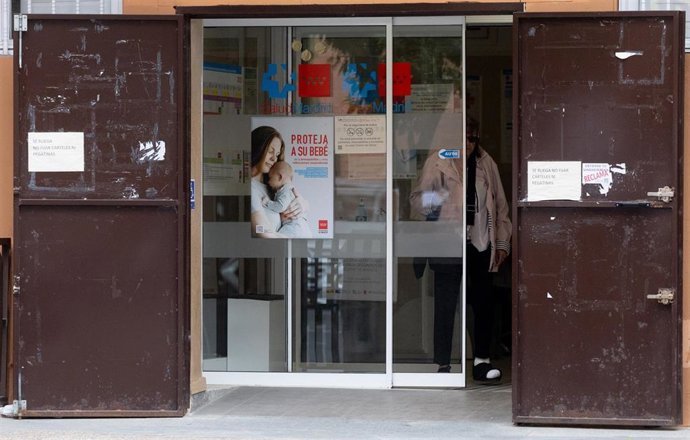 Archivo - Entrada al Centro de Salud de Abrantes, a 25 de abril de 2024, en Madrid (España).