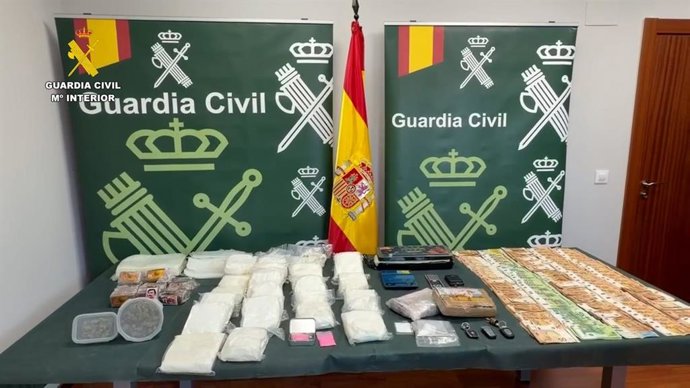 Imagen de la droga y el dinero incautados por la Guardia Civil.