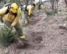 Bomberos trabajan en el incendio de Medina.