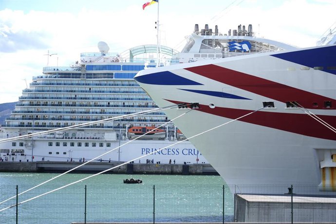 Archivo - Un crucero en el Puerto de Bilbao