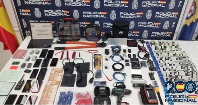 Objetos y dinero intervenidos en una operación policial con seis detenidos de una organización de origen lituano dedicada al tráfico ilícito de vehículos que operaba en la Axarquía