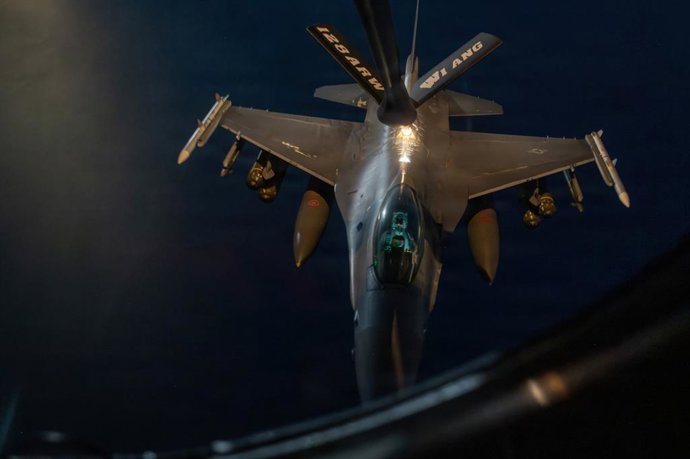 3 de abril de 2026, local não revelado, Estados Unidos: Um caça F-16E Fighting Falcon da Força Aérea dos Estados Unidos aproxima-se para reabastecer a partir de um KC-135 Stratotanker durante uma missão noturna de bombardeio em apoio à Operação Epic Fury,