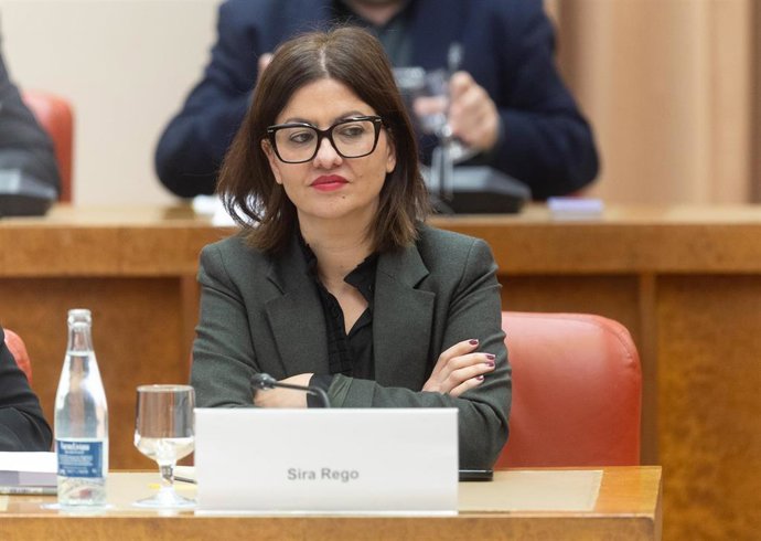 La ministra de Juventud e Infancia, Sira Rego, durante una reunión, en el Congreso de los Diputados.