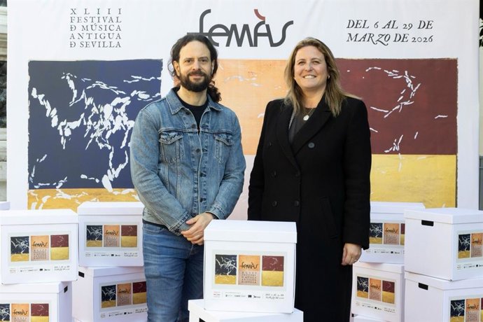 El director del FeMÁS, Fahmi Alqhai, junto a la delegada de Turismo y Cultura del Ayuntamiento de Sevilla, Angie Moreno.