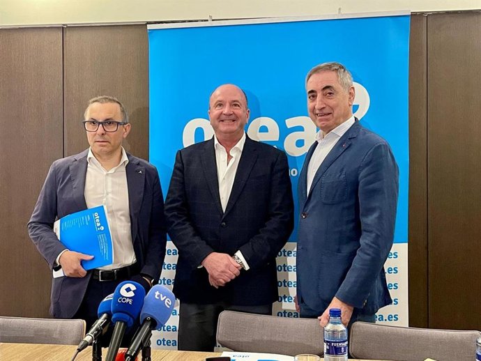 De izda a derecha: Fernando Corral, Javier Martínez y Luis Alberto Martínez durante la rueda de prensa de este martes.