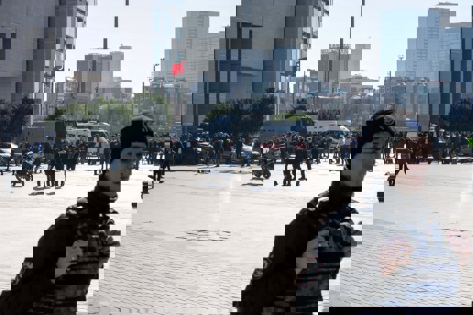 06 February 2024, Turkey, Sisli: Security officers secure the area where an armed attack was carried out at the police station in front of the Caglayan Palace of Justice in Istanbul.