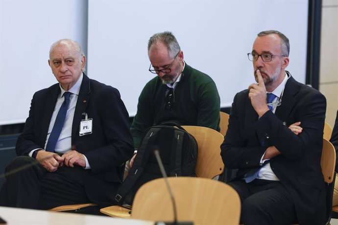 El exministro del Interior Jorge Fernández Díaz y su número dos, Francisco Martínez, durante el primer día del juicio de la Operación Kitchen, en la Audiencia Nacional, a 6 de abril de 2026, en San Fernando de Henares, Madrid (España).