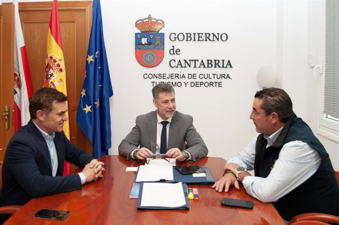 El consejero de Cultura, Turismo y Deporte, Luis Martínez Abad, recibe al presidente del Cabildo de Lanzarote, Oswaldo Betancort.