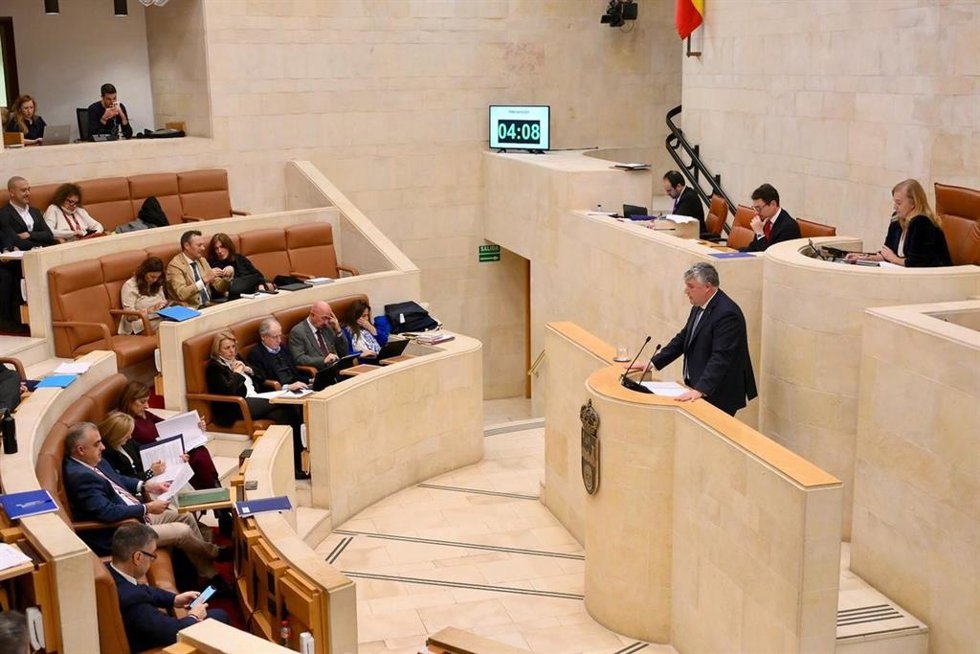 Archivo - El consejero de Economía, Luis Ángel Agüeros, en el anterior pleno de debate de enmiendas a la totalidad
