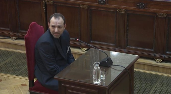 El fill de l'exministre José Luis Ábalos, Víctor Ábalos, durant la seua declaració com a testimoni en el judici del Tribunal Suprem per la presumpta trama de mascaretes, a Madrid (Espanya).