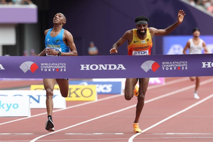 Archivo - Alphonce Felix y Amanal Petros durante el final del maratón de los Mundiales de Atletismo de 2025