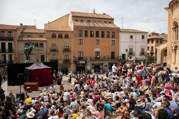 Un grupo de personas asiste a la 36º edición del festival Internacional de Títeres ‘Titirimundi 2022’, a 15 de mayo de 2022, en Segovia, Castilla y León (España).
