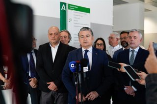 El consejero de Sanidad, Antonio Sanz, ha visitado este martes el centro de salud de Salobreña tras la obra en el espacio en el que se han invertido 8,8 millones.