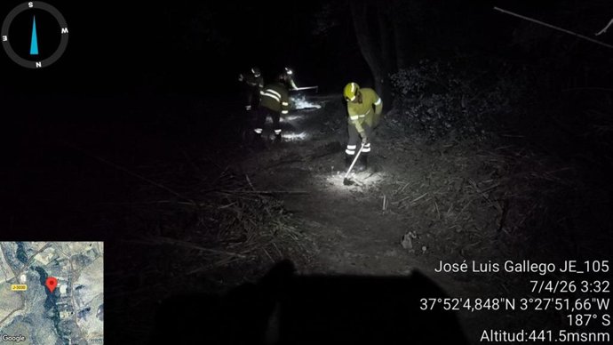 Personal del Infoca trabaja en el incendio forestal en el entorno del río Bedmar, en Jimena.