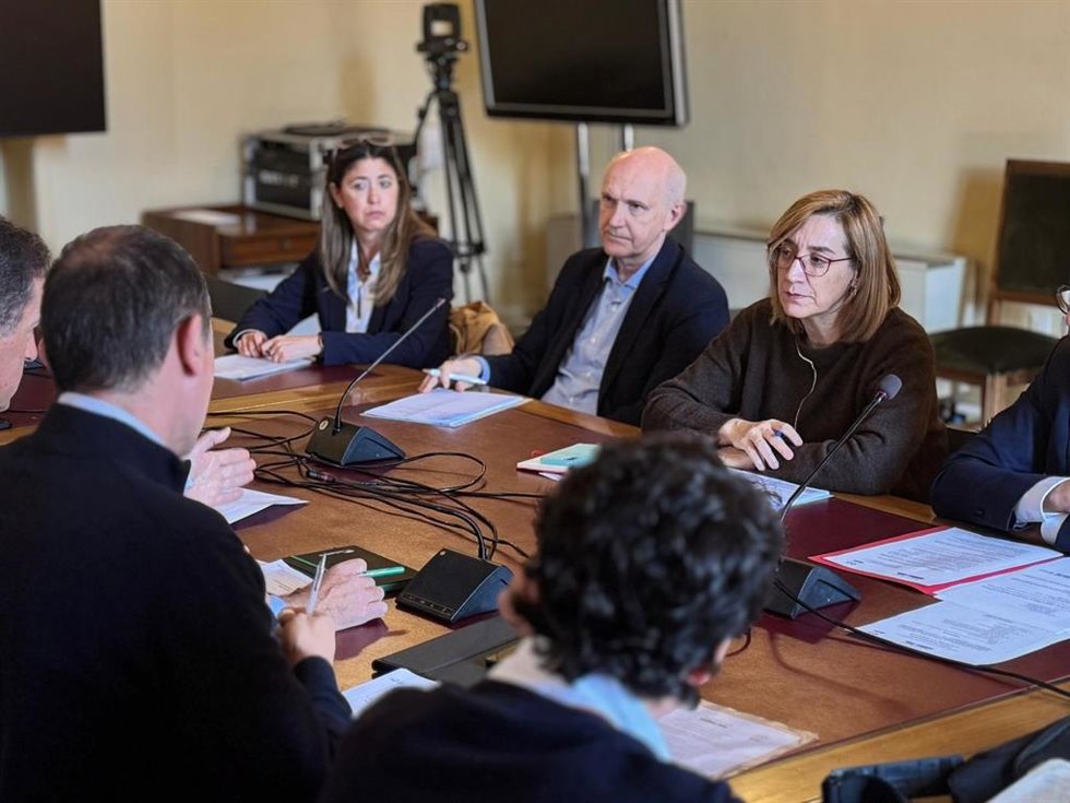 La portavoz de Valladolid Toma la Palabra (VTLP) (de frente a la derecha) en una reunión en el Ayuntamiento de Valladolid.