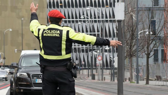 Archivo - Policía Municipal de Bilbao Udaltzaingoa regulando el tráfico 