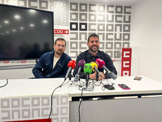 El secretario de Empleo, Formación y Migraciones de CCOO Castilla-La Mancha, Juan Carlos del Puerto, en una comparecencia junto al secretario general de CCOO Guadalajara, Javier Morales.