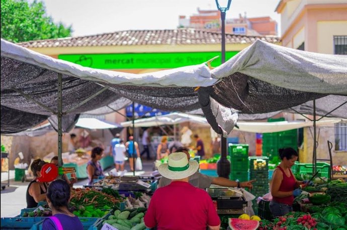 Archivo - Archivo- Un comerciante en el exterior del Mercado Municipal de Pere Garau.