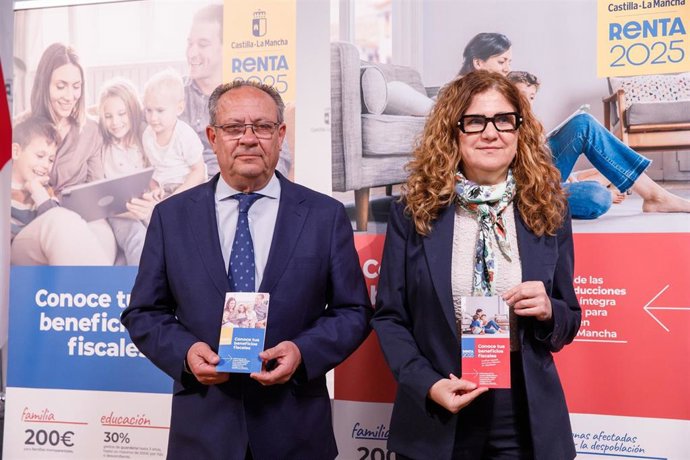 El consejero de Hacienda, Administraciones Públicas y Transformación Digital de C-LM, Juan Alfonso Ruiz Molina, junto a la directora general de Tributos, Susana Pastor, durante la presentación de las desgravaciones en el tramo autonómico del IRPF.