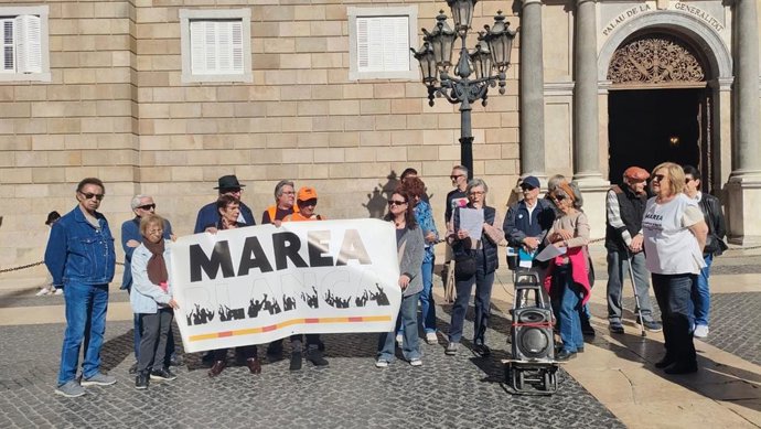 Miembros de Marea Blanca en la plaza Sant Jaume de Barcelona.