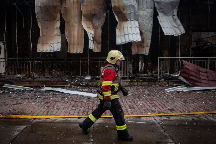 Archivo - Arquivo - 31 de outubro de 2025, Ucrânia, Sumy: Um bombeiro caminha por um armazém destruído na estação ferroviária de Sumy após um ataque com drones russos. Foto: Francisco Richart/ZUMA Press Wire/dpa