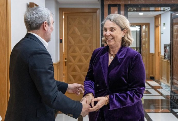 El presidente de Canarias, Fernando Clavijo, con la nueva presidenta de UNICEF España, María Ángeles Espinosa
