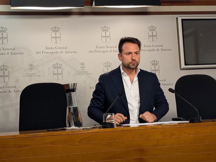 El presidente del PP de Asturias, Álvaro Queipo, en rueda de prensa.